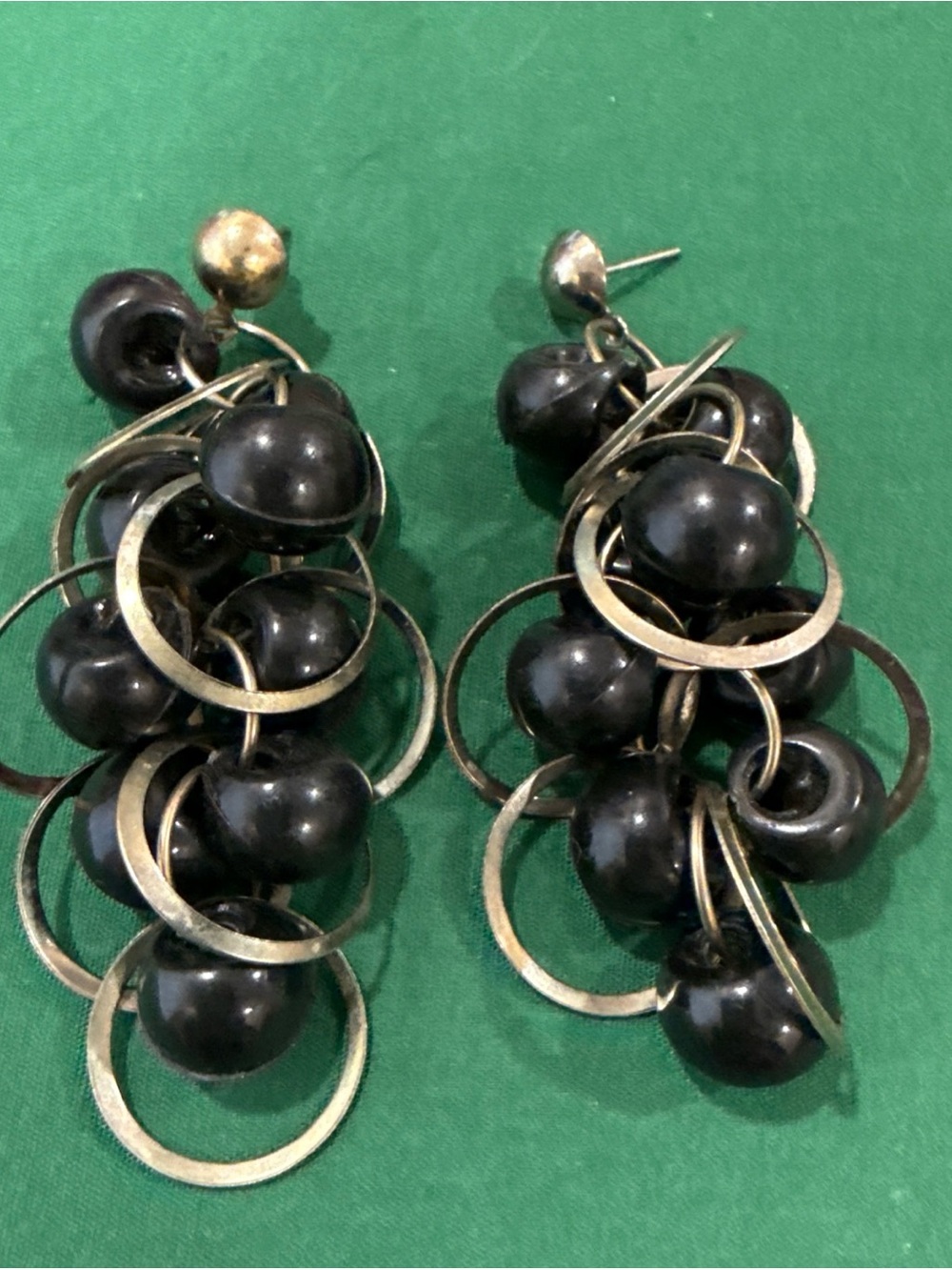 Waterfall Style Earrings Featuring Interlocked Silver Rings And Black Beads 94B
